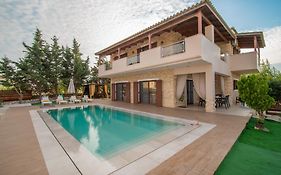 Peroulis Villa